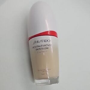 Shiseido Revitalessence Skin Glow Foundation - Ivory 120 New No Box